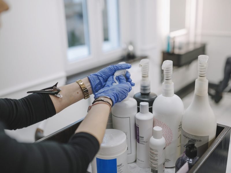 crop-hairdresser-using-professional-shampoo